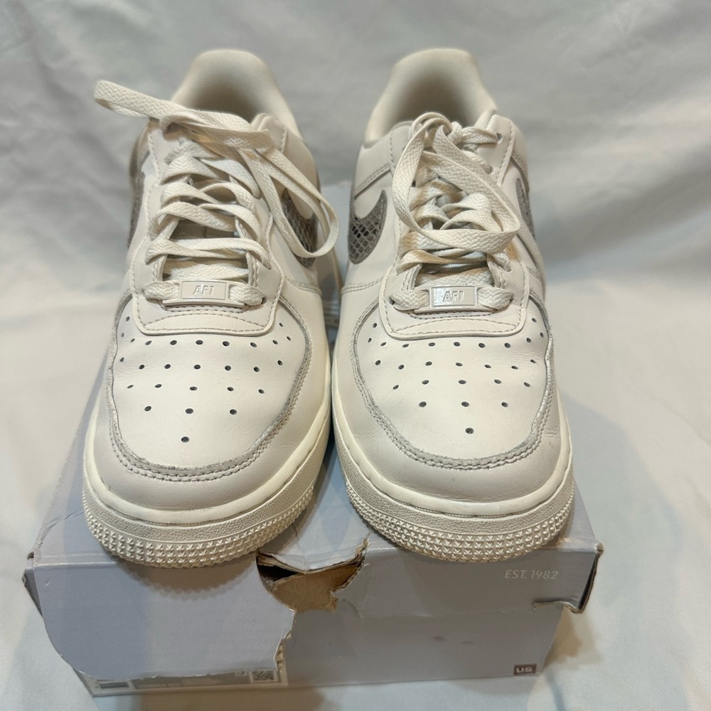 Nike Women's Air Force 1 '07 "Snakeskin Phantom/Iron Ore - Picture 2 of 15